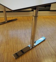 Lekkert skrivebord i hvitt med sort kant / krom, 140x80cm, pent brukt
