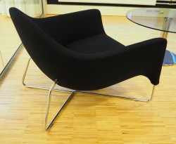 Lekker loungestol i sort stoff / krom fra Poliform, modell Bali, design: Carlo Colombo, pent brukt