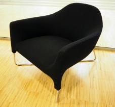 Lekker loungestol i sort stoff / krom fra Poliform, modell Bali, design: Carlo Colombo, pent brukt