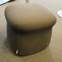 Liten sittepuff i koksgrå (nesten sort) stoff fra LK Hjelle, modell Boy, 45x45x40cm, pent brukt