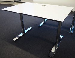 Lekkert skrivebord i hvitt med sort kant / krom, 120x80cm, pent brukt