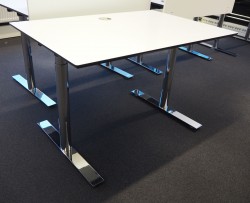 Lekkert skrivebord i hvitt med sort kant / krom, 120x80cm, pent brukt