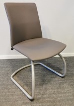 Konferansestol i grått stoff, grålakkert meieunderstell, pent brukt