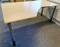 Kinnarps skrivebord hjørneløsning i bjerk laminat, 180x120cm, sving v.s., grå ben, pent brukt
