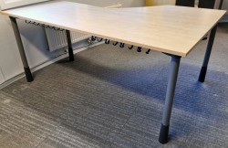 Kinnarps skrivebord hjørneløsning i bjerk laminat, 180x120cm, sving v.s., grå ben, pent brukt