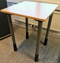 Kinnarps avlastningsbord / sidebord / printerbord i bjerk laminat / grå ben, 60x60cm, pent brukt