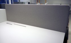 Bordskillevegg i lysegrått stoff fra Götessons, 180x70cm, pent brukt