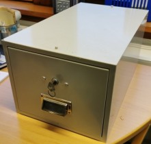 Retro arkivskuff / kartotekskuff i lysegrått metall, låsbar med nøkkel, 27cm bredde, pent brukt