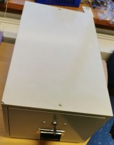 Retro arkivskuff / kartotekskuff i lysegrått metall, låsbar med nøkkel, 27cm bredde, pent brukt