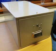 Retro arkivskuff / kartotekskuff i lysegrått metall, låsbar med nøkkel, 27cm bredde, pent brukt