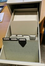 Retro arkivskuff / kartotekskuff i lysegrått metall, låsbar med nøkkel, 27cm bredde, pent brukt