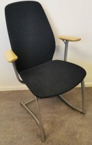 Møteromsstol / besøksstol fra Kinnarps, mod Plus 377 i mørk grå ullfilt / bøk armlene, grå ramme, pent brukt