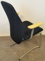 Møteromsstol / besøksstol fra Kinnarps, mod Plus 377 i mørk grå ullfilt / bøk armlene, grå ramme, pent brukt