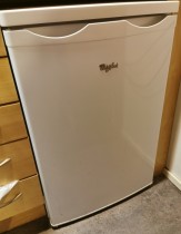 Lite kjøleskap fra Whirlpool, modell RE130A, 55cm bredde, 86cm høyde, pent brukt