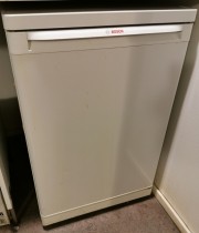Lite underbenk kjøleskap fra Bosch, modell KTR15V20 i hvitt, 55cm bredde, 85cm høyde, pent brukt