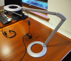 Luxo Ovelo LED i grått med bordfot, LED-belysning til skrivebordet, lekker designlampe, pent brukt