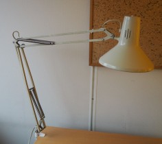 Vintage Luxo-lampe i lys beige, L-1P, original arkitektlampe med bordklemme, pent brukt