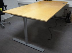 Møtebord / stort skrivebord med elektrisk hevsenk i bjerk / grålakkert metall fra Kinnarps 240x110cm, passer 8-10 personer, pent brukt