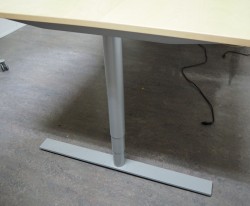 Møtebord / stort skrivebord med elektrisk hevsenk i bjerk / grålakkert metall fra Kinnarps 240x110cm, passer 8-10 personer, pent brukt
