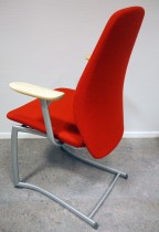 Møteromsstol / besøksstol fra Kinnarps, mod Plus 377 i rødt stoff / bjerk armlene, grå ramme, pent brukt