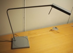 Luxo Ninety i grått med bordfot, LED-belysning til skrivebordet, lekker designlampe, pent brukt