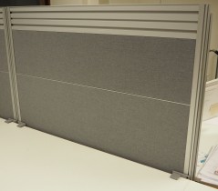 Kinnarps Rezon bordskillevegg til kontorpult i grått, 100 cm bredde, 69cm høyde, pent brukt