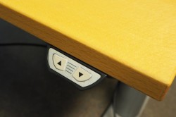 Kinnarps T-serie elektrisk hevsenk skrivebord i bøk / grått, 130x80cm, pent brukt