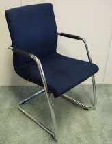 Konferansestol i mørkt blått mikrofiberstoff / krom fra Martin Stoll, pent brukt