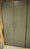 Stålskap fra Høvik Stål med dører, i mørk grå, 100cm bredde, 199cm høyde, låsbart med nøkkel, pent brukt