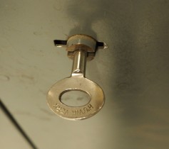Stålskap fra Høvik Stål med dører, i mørk grå, 100cm bredde, 199cm høyde, låsbart med nøkkel, pent brukt