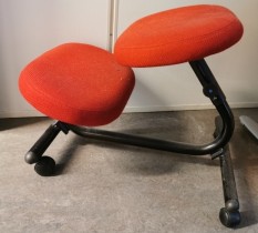 Ergonomisk kontorstol: Håg Balans Vital knestol med hjul, rødt stofftrekk. sort ramme, pent brukt