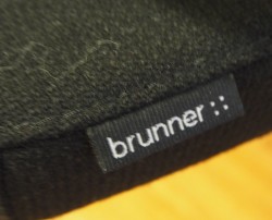 Konferansestol fra Brunner i sort stoff / sort mesh / krom, modell too2.0, pent brukt