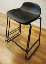 Normann Copenhagen Form barstol i sort, stablebar, sittehøyde 65cm, pent brukt
