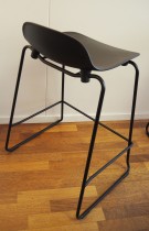 Normann Copenhagen Form barstol i sort, stablebar, sittehøyde 65cm, pent brukt