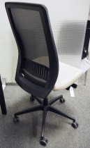 Kontorstol / konferansestol fra Kinnarps, modell Temo, sort mesh / sete i beige stoff, pent brukt