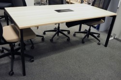 Kompakt møtebord i eik laminat / sort, Kinnarps SERIES[E]ONE, 180x90cm, passer 6personer, pent brukt