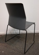 Konferansestol / stablestol i mørk grå med sete i grått stoff fra Kinnarps, modell Leia, pent brukt