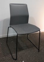 Konferansestol / stablestol i mørk grå med sete i grått stoff fra Kinnarps, modell Leia, pent brukt