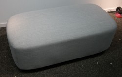 2-seter sittepuff i grått Remix-stoff fra Kinnarps, Fields serie, 120x60cm, pent brukt