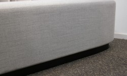 2-seter sittepuff i grått Remix-stoff fra Kinnarps, Fields serie, 120x60cm, pent brukt