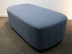 2-seter sittepuff i blått ullstoff fra Kinnarps, Fields serie, 120x60cm, pent brukt