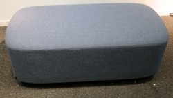 2-seter sittepuff i blått ullstoff fra Kinnarps, Fields serie, 120x60cm, pent brukt
