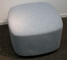 1-seter sittepuff i lyst blått Remix-stoff fra Kinnarps, Fields serie, 60x60cm, pent brukt