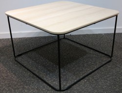 Loungebord i eik laminat / sortlakkert metall fra Kinnarps, modell Fields, 60x60cm, høyde 38cm, pent brukt