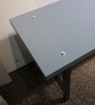 Garderobebenk i grå laminat / sortlakkert metall, 200cm bredde, pent brukt