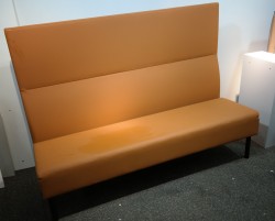 Sittebenk / sofa for kantine e.l i brunt kunstskinn fra Materia, Monolite høy rygg, bredde 170cm, pent brukt
