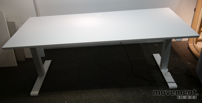 Solgt!Skrivebord med elektrisk hevsenk i - 1 / 4
