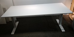 Skrivebord med elektrisk hevsenk i hvitt / hvitt understell fra Kinnarps, P-serie, 180x80cm, pent brukt