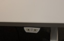 Skrivebord med elektrisk hevsenk i hvitt / hvitt understell fra Kinnarps, P-serie, 180x80cm, pent brukt