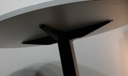 Lite møtebord / kantinebord, Kinnarps Oberon i hvitt / sort, Ø=90cm, pent brukt